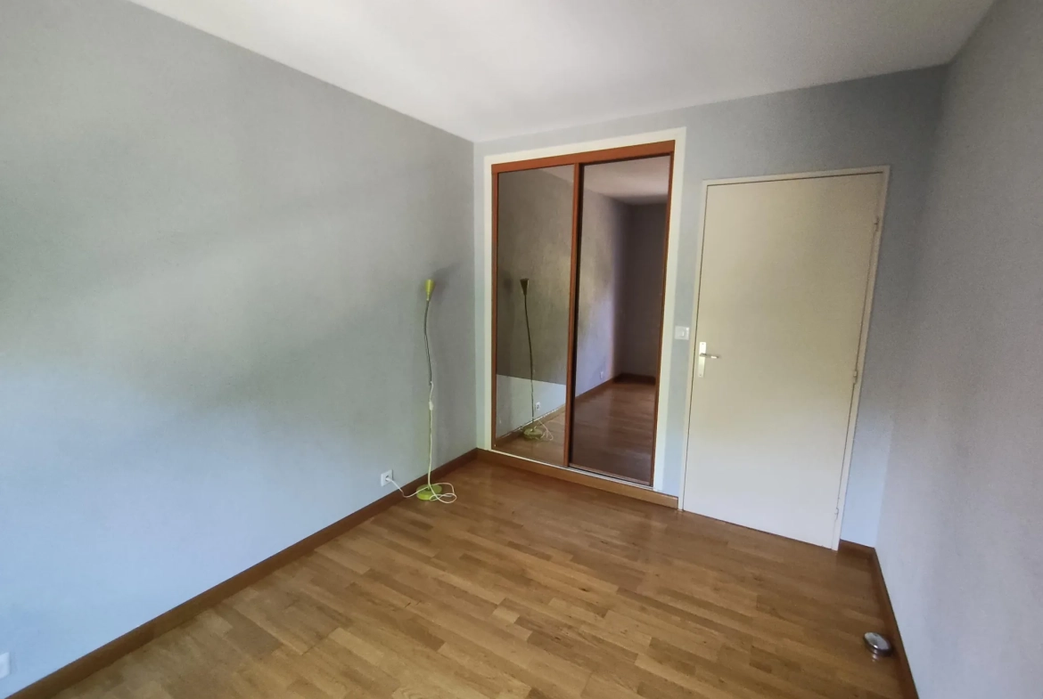 Appartement 3 pièces lumineux à Maurepas avec parking et cave 