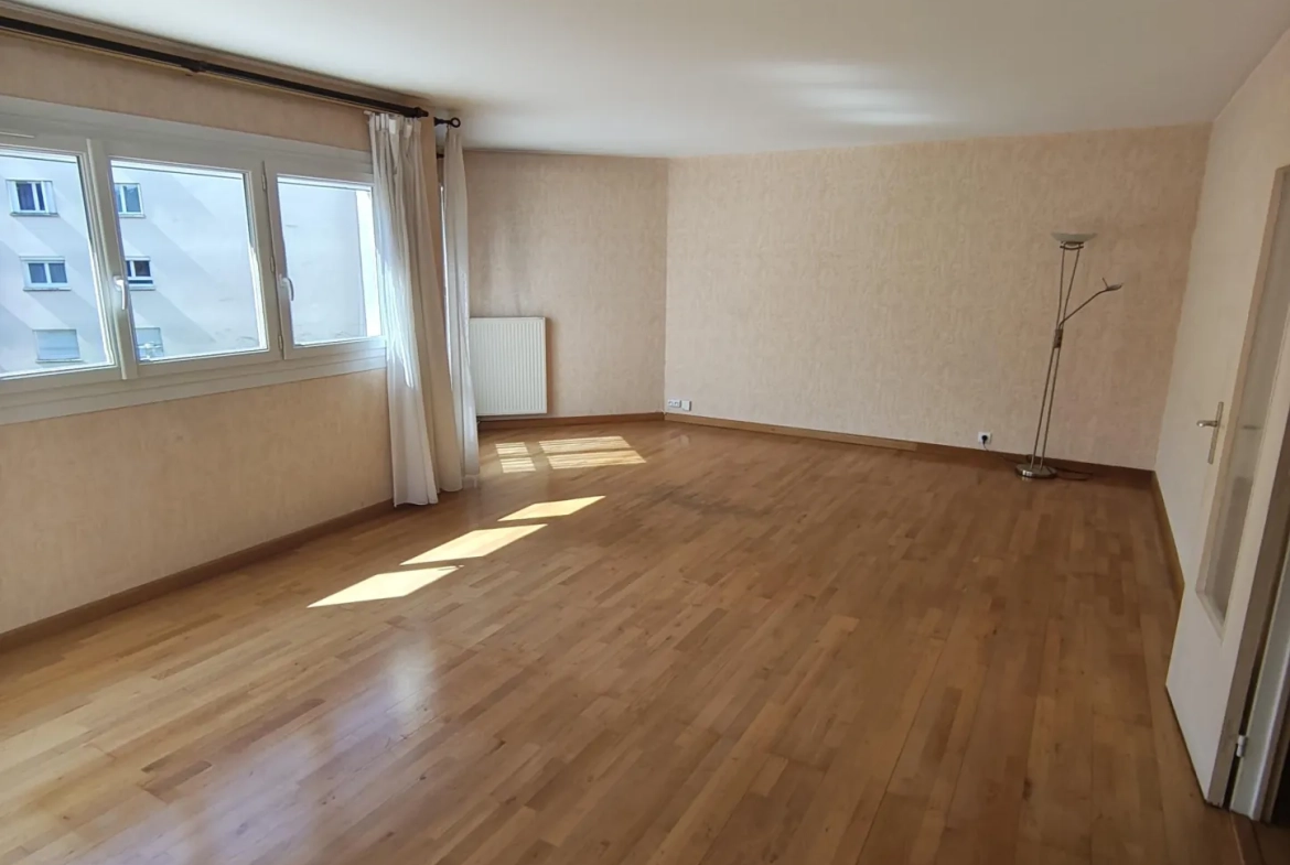 Appartement 3 pièces lumineux à Maurepas avec parking et cave 