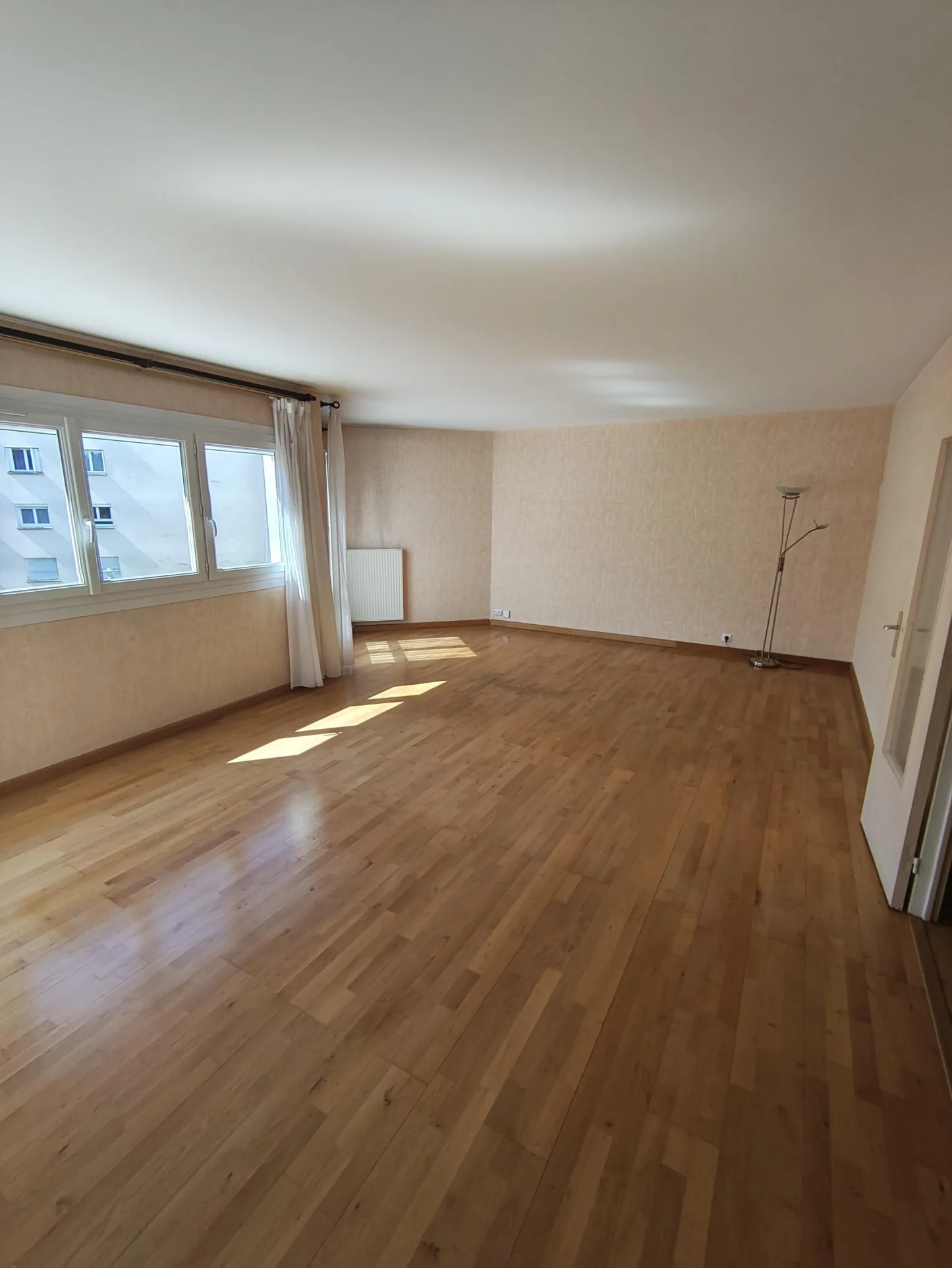 Appartement 3 pièces lumineux à Maurepas avec parking et cave 