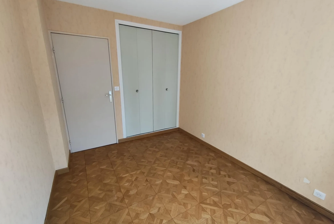 Appartement 3 pièces lumineux à Maurepas avec parking et cave 