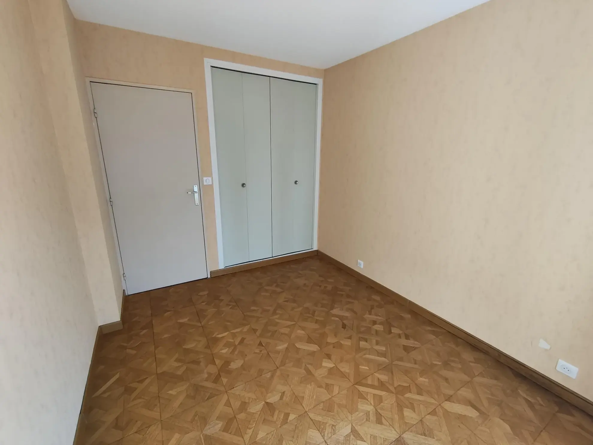 Appartement 3 pièces lumineux à Maurepas avec parking et cave 