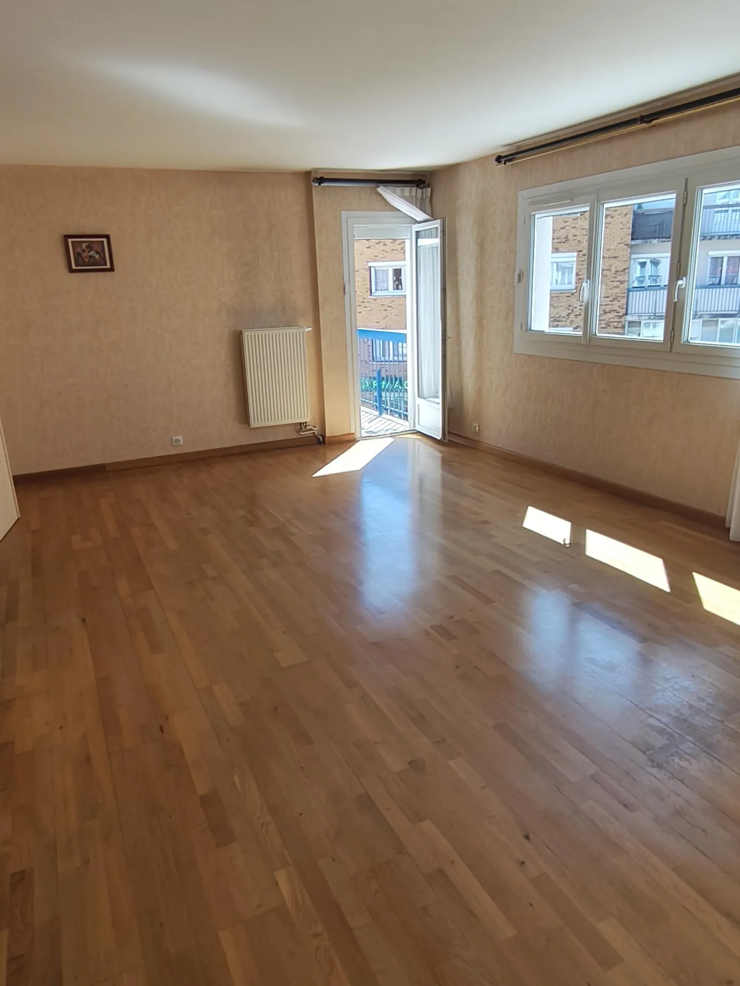 Appartement 3 pièces lumineux à Maurepas avec parking et cave 