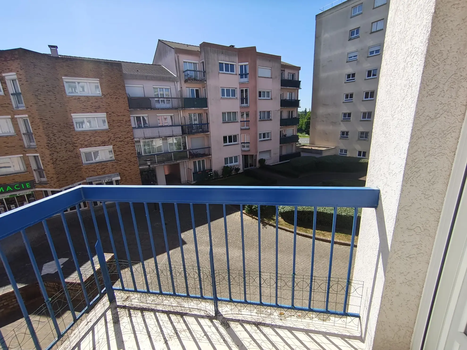 Appartement 3 pièces lumineux à Maurepas avec parking et cave 