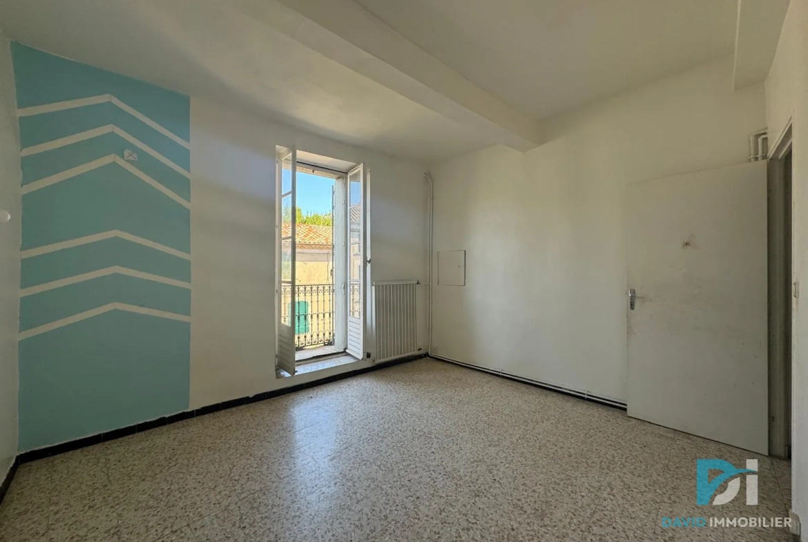 Maison T5 à VALROS avec cour et local commercial, à rénover 