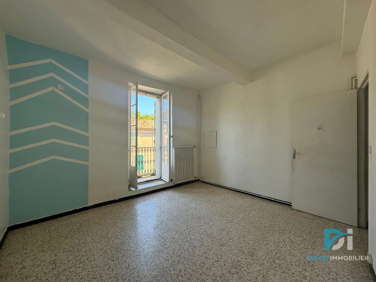 Maison T5 à VALROS avec cour et local commercial, à rénover 