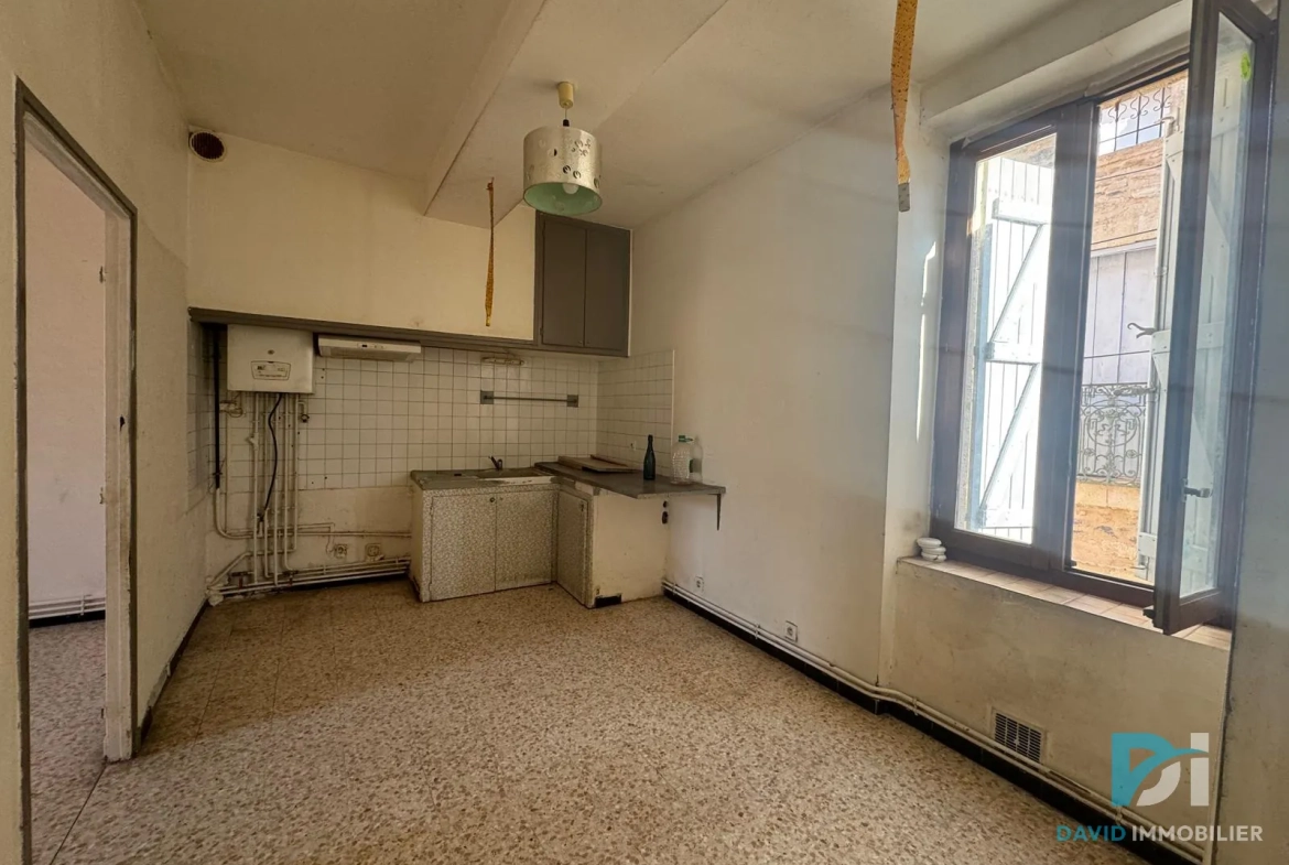 Maison T5 à VALROS avec cour et local commercial, à rénover 