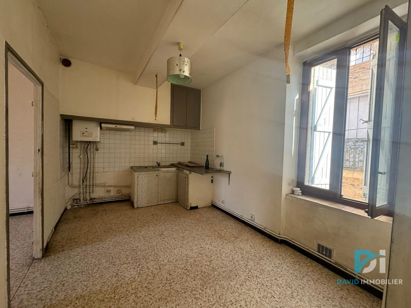 Maison T5 à VALROS avec cour et local commercial, à rénover 