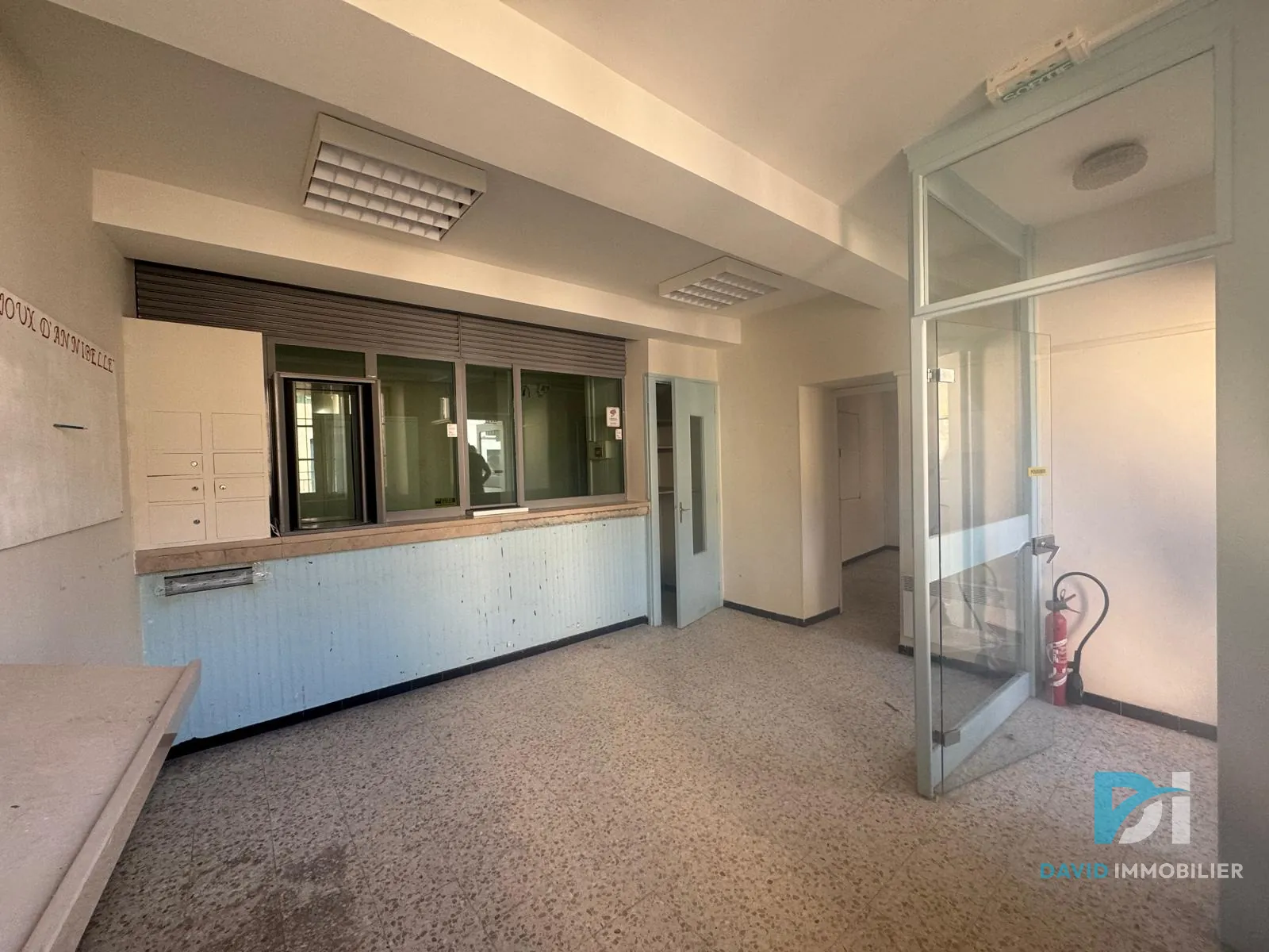 Maison T5 à VALROS avec cour et local commercial, à rénover 