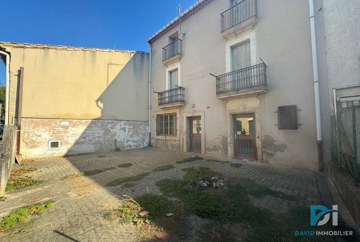Maison T5 à VALROS avec cour et local commercial, à rénover 