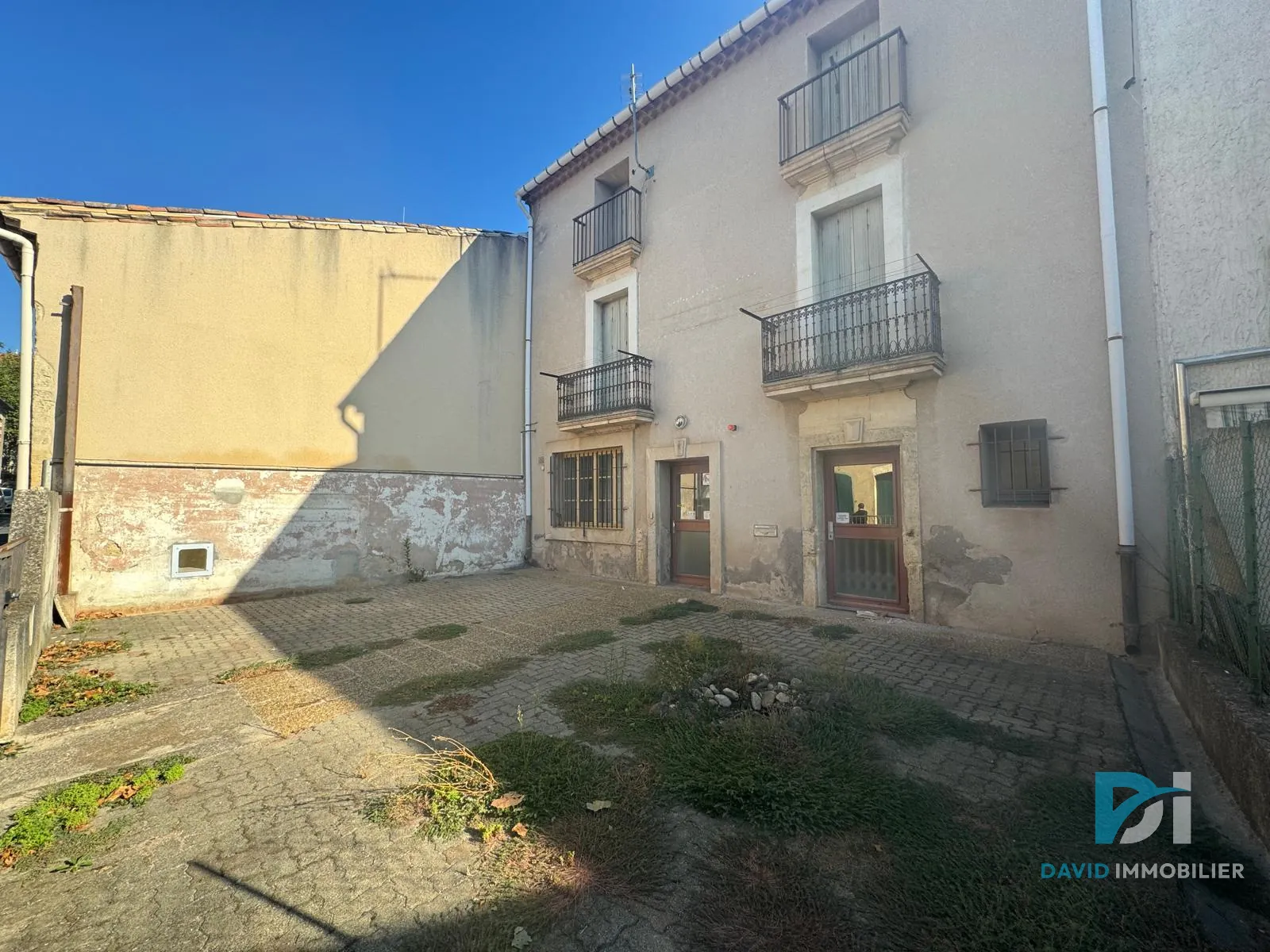 Maison T5 à VALROS avec cour et local commercial, à rénover 