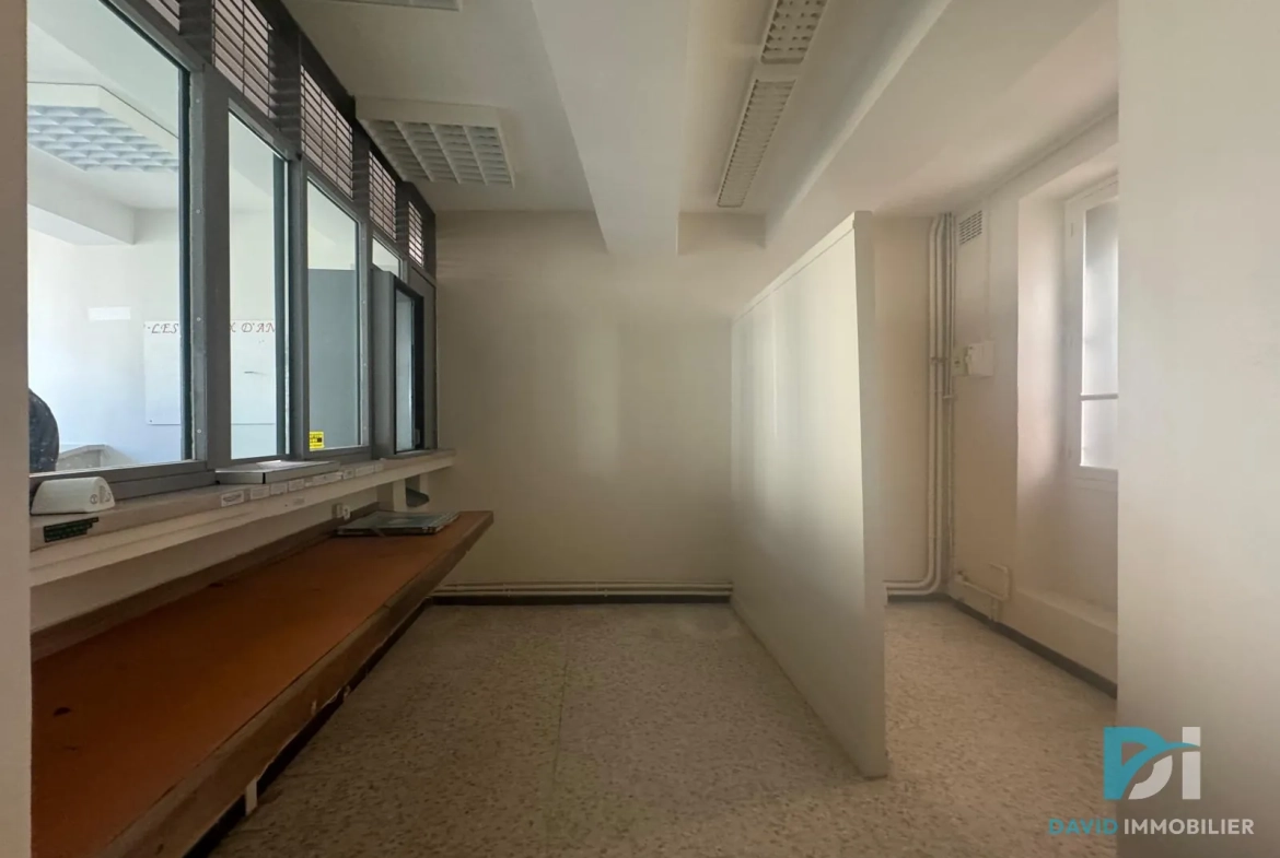 Maison T5 à VALROS avec cour et local commercial, à rénover 