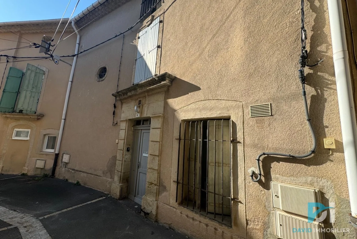 Maison T5 à VALROS avec cour et local commercial, à rénover 