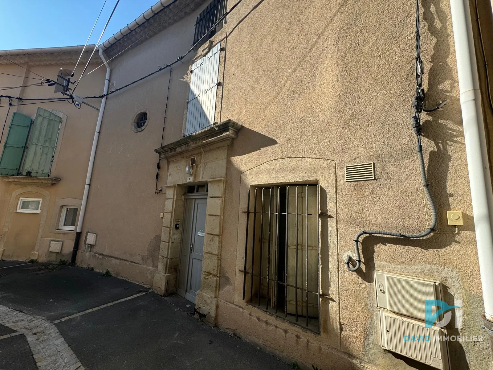 Maison T5 à VALROS avec cour et local commercial, à rénover 