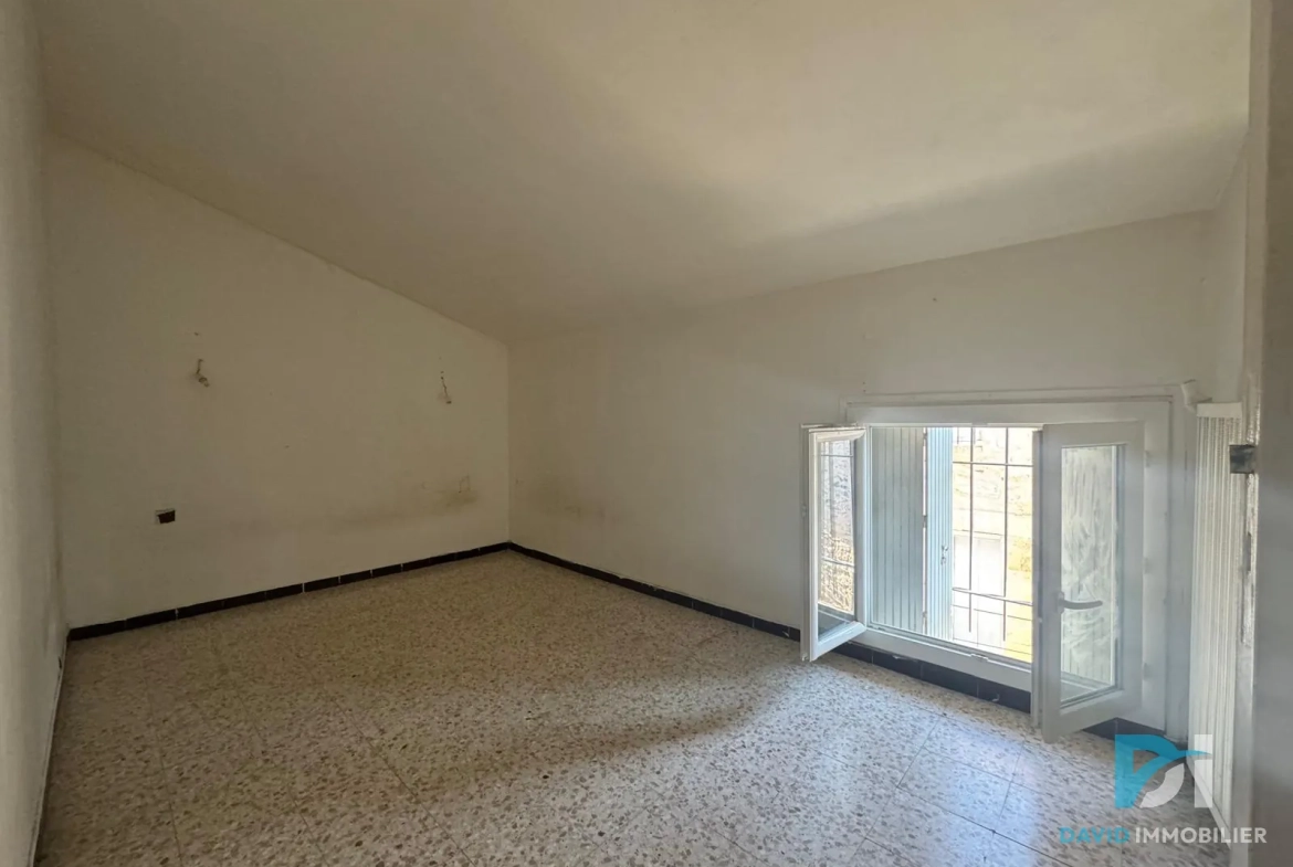 Maison T5 à VALROS avec cour et local commercial, à rénover 