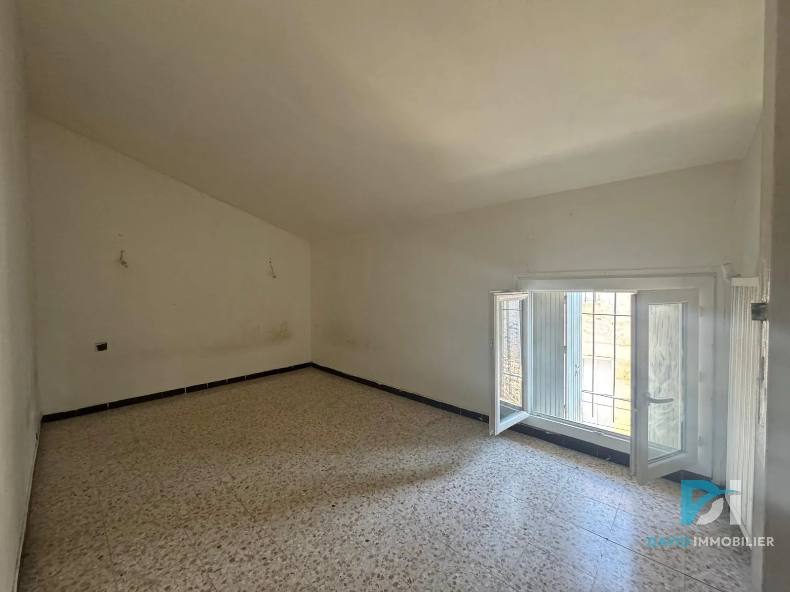Maison T5 à VALROS avec cour et local commercial, à rénover 