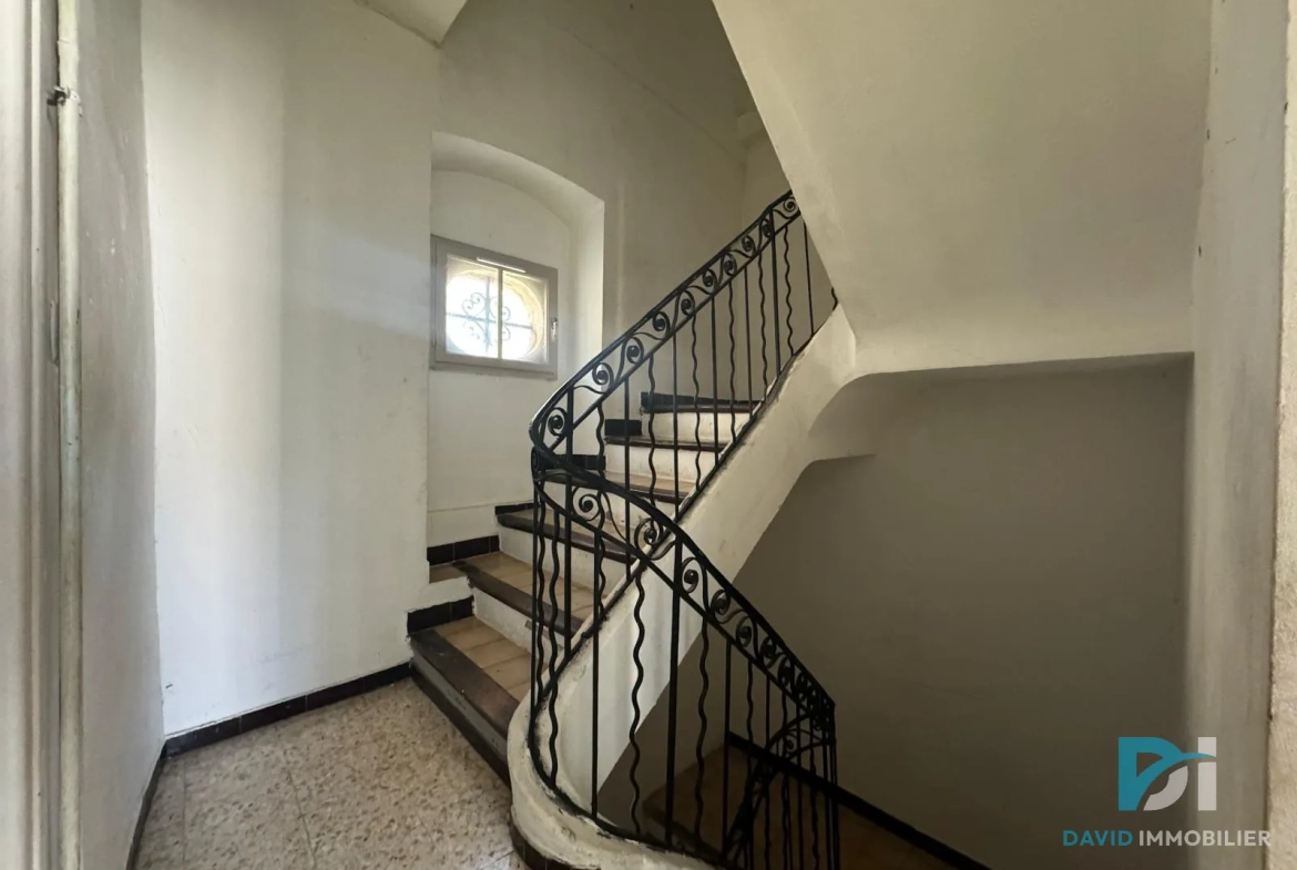 Maison T5 à VALROS avec cour et local commercial, à rénover 