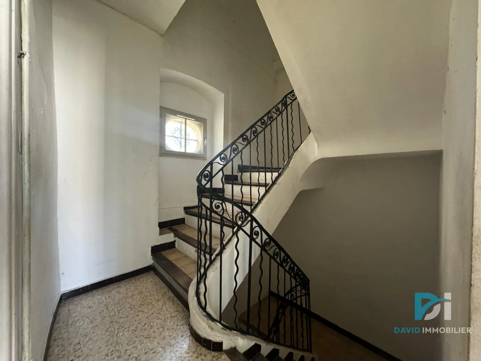 Maison T5 à VALROS avec cour et local commercial, à rénover 