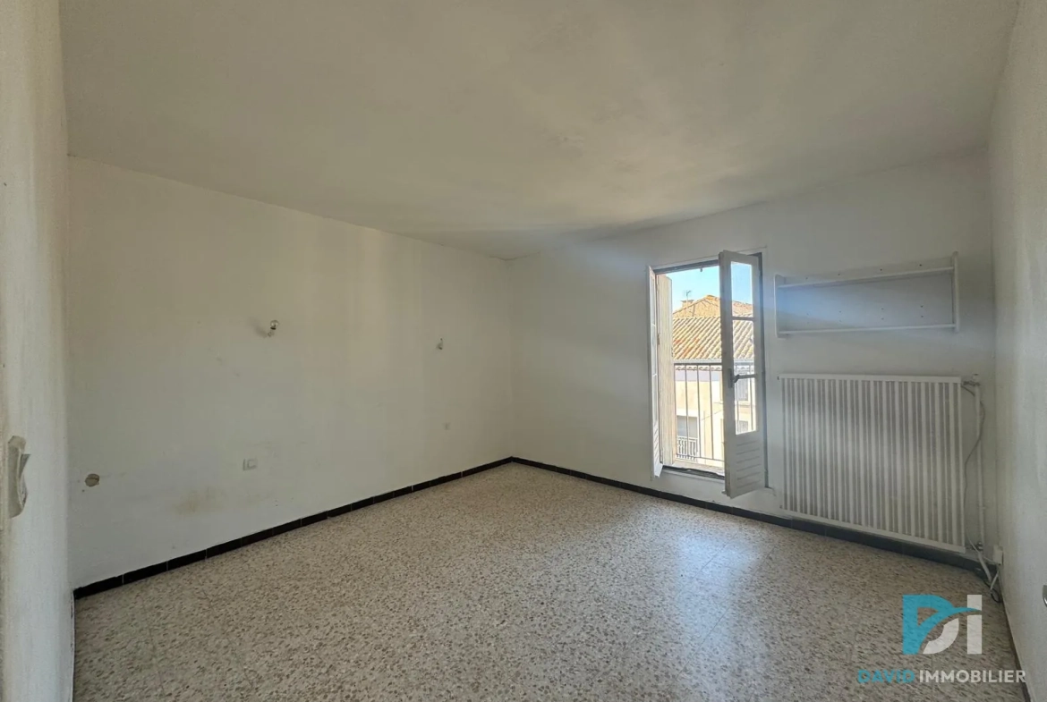 Maison T5 à VALROS avec cour et local commercial, à rénover 