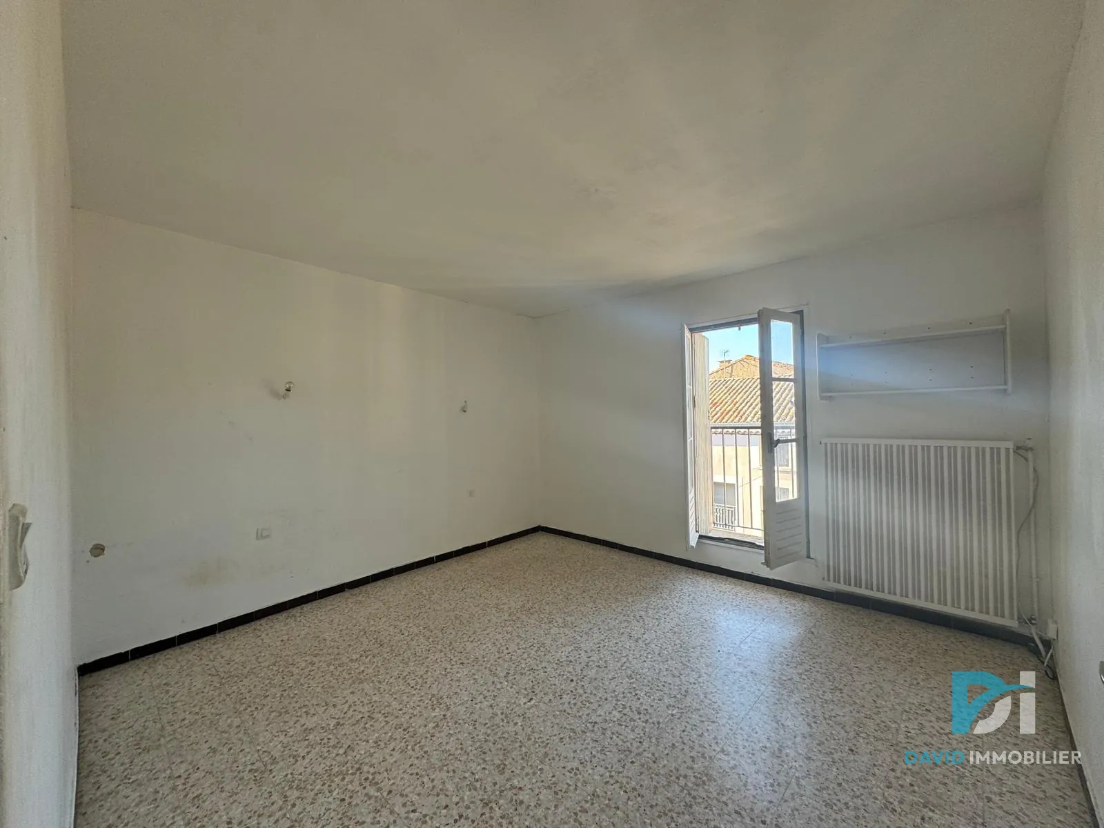 Maison T5 à VALROS avec cour et local commercial, à rénover 