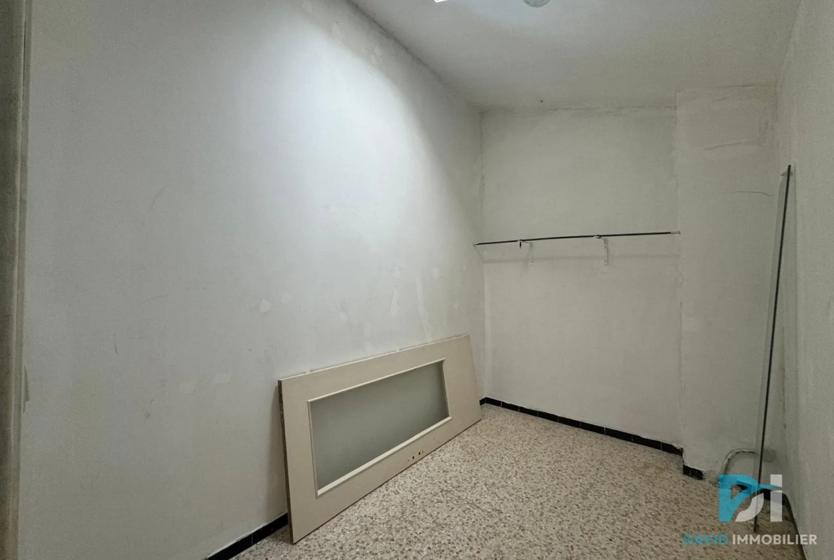 Maison T5 à VALROS avec cour et local commercial, à rénover 