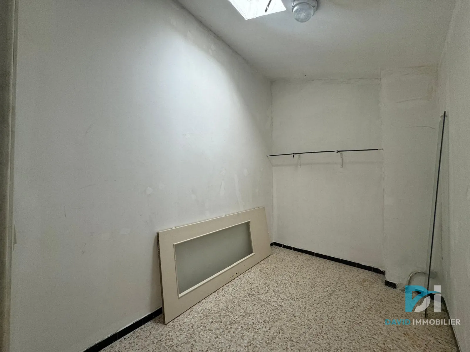 Maison T5 à VALROS avec cour et local commercial, à rénover 
