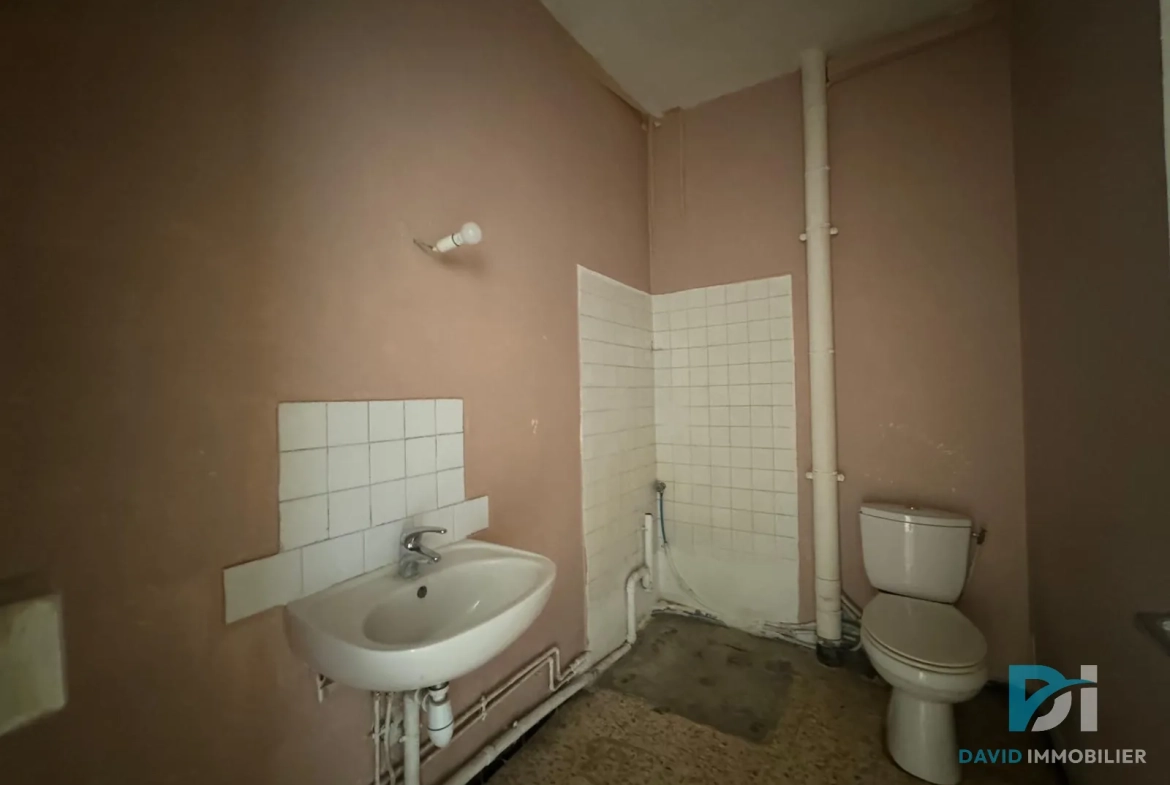 Maison T5 à VALROS avec cour et local commercial, à rénover 