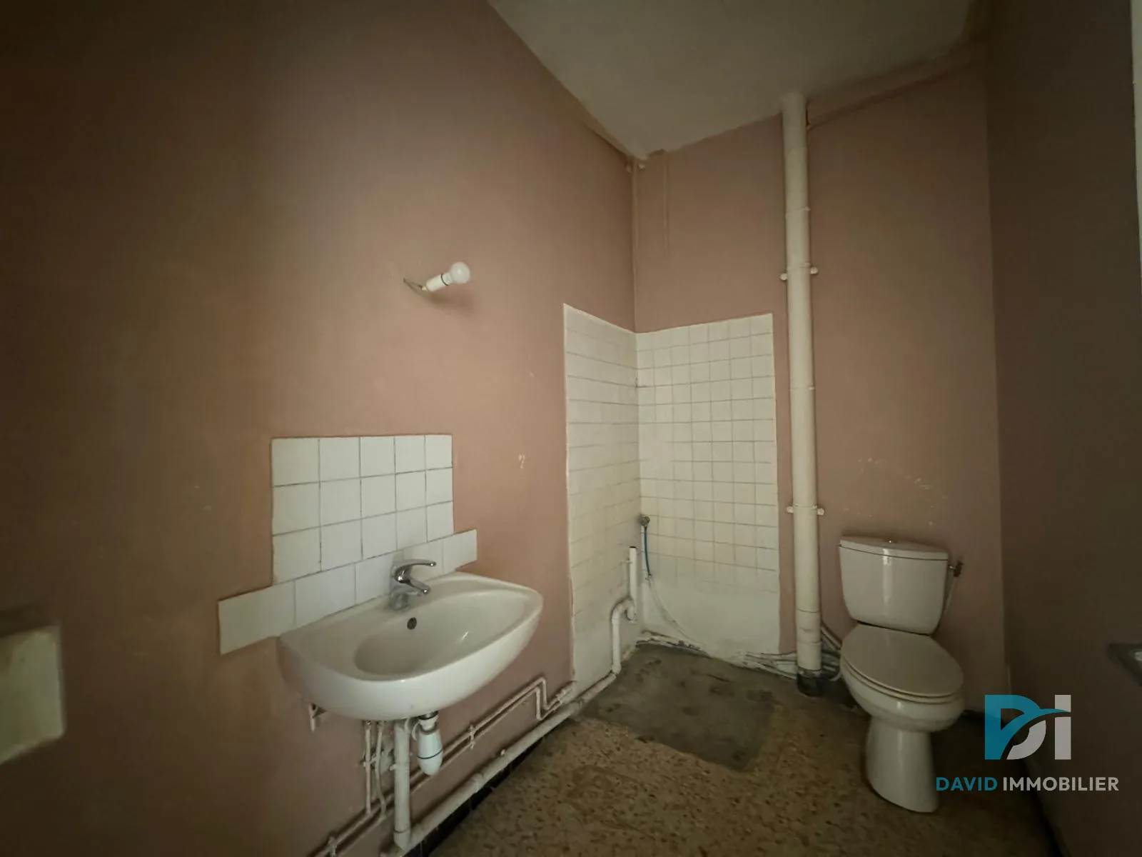 Maison T5 à VALROS avec cour et local commercial, à rénover 