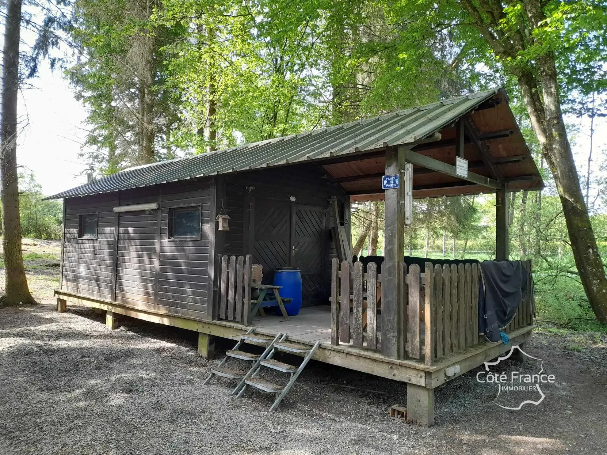 Propriété de 2 hectares avec étang, chalet et ruisseau à Glageon - Idéal pour chasse et pêche 