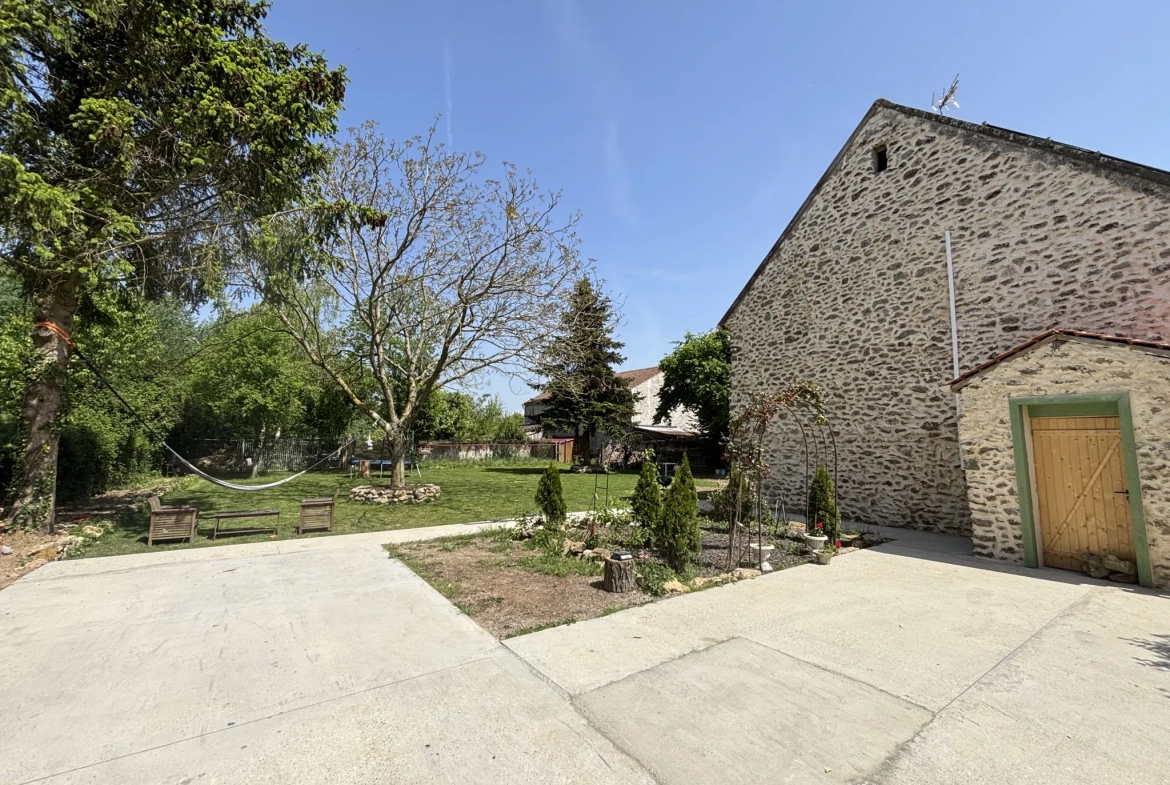 Maison briarde rénovée à La Ferté-sous-Jouarre avec jardin et prestations modernes 