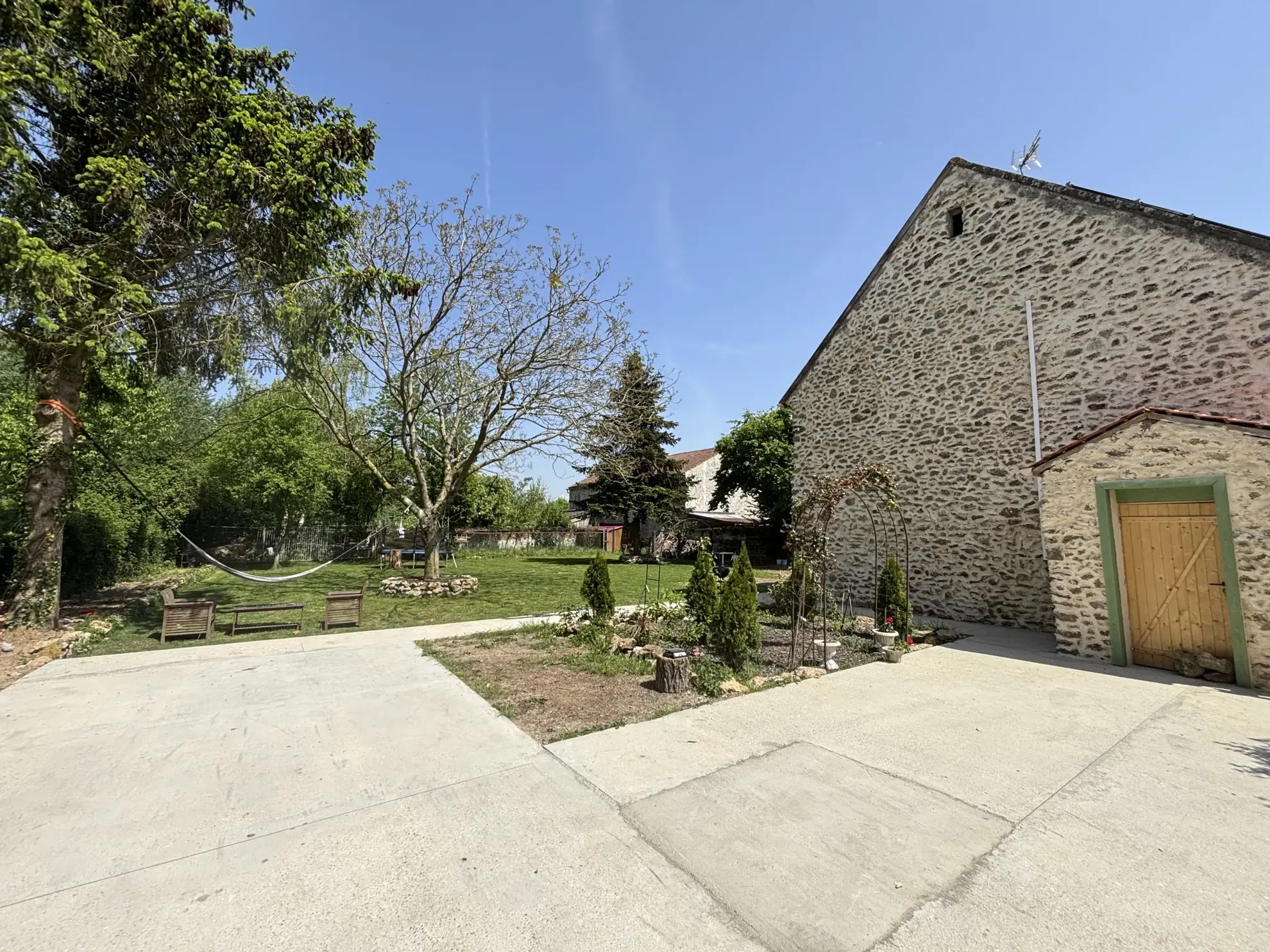 Maison briarde rénovée à La Ferté-sous-Jouarre avec jardin et prestations modernes 