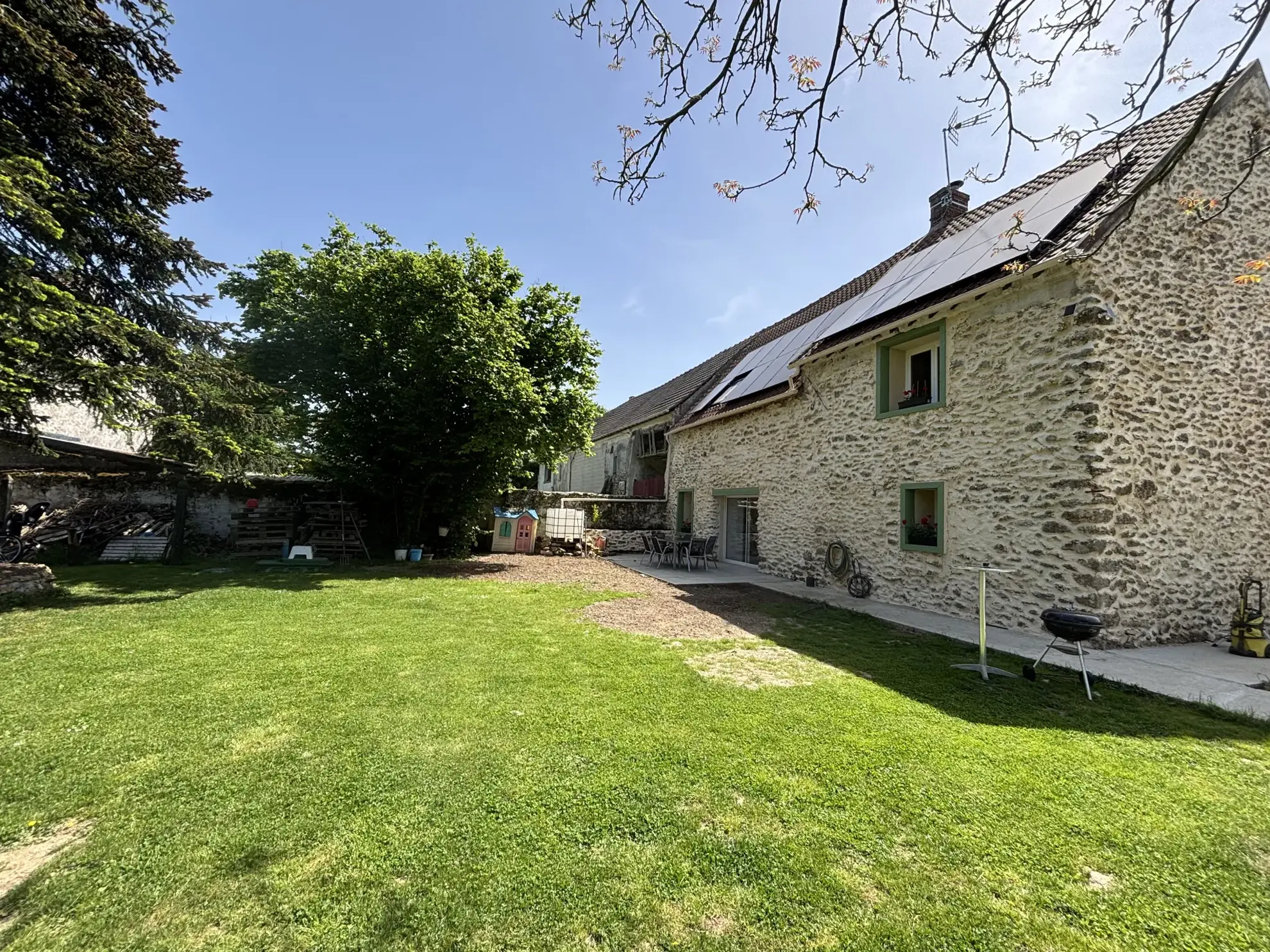 Maison briarde rénovée à La Ferté-sous-Jouarre avec jardin et prestations modernes 