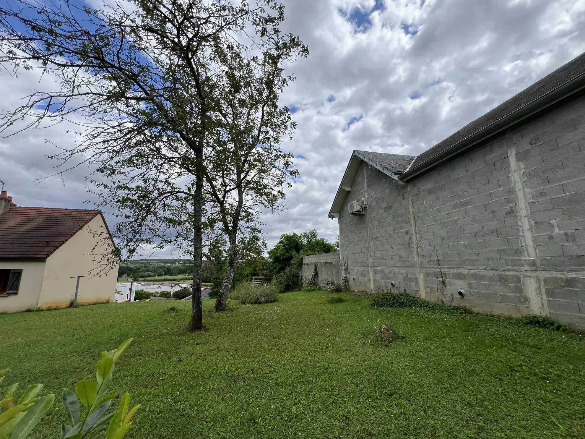 Terrain constructible de 1015 m² à Saint-Satur - Emplacement stratégique et viabilisé 