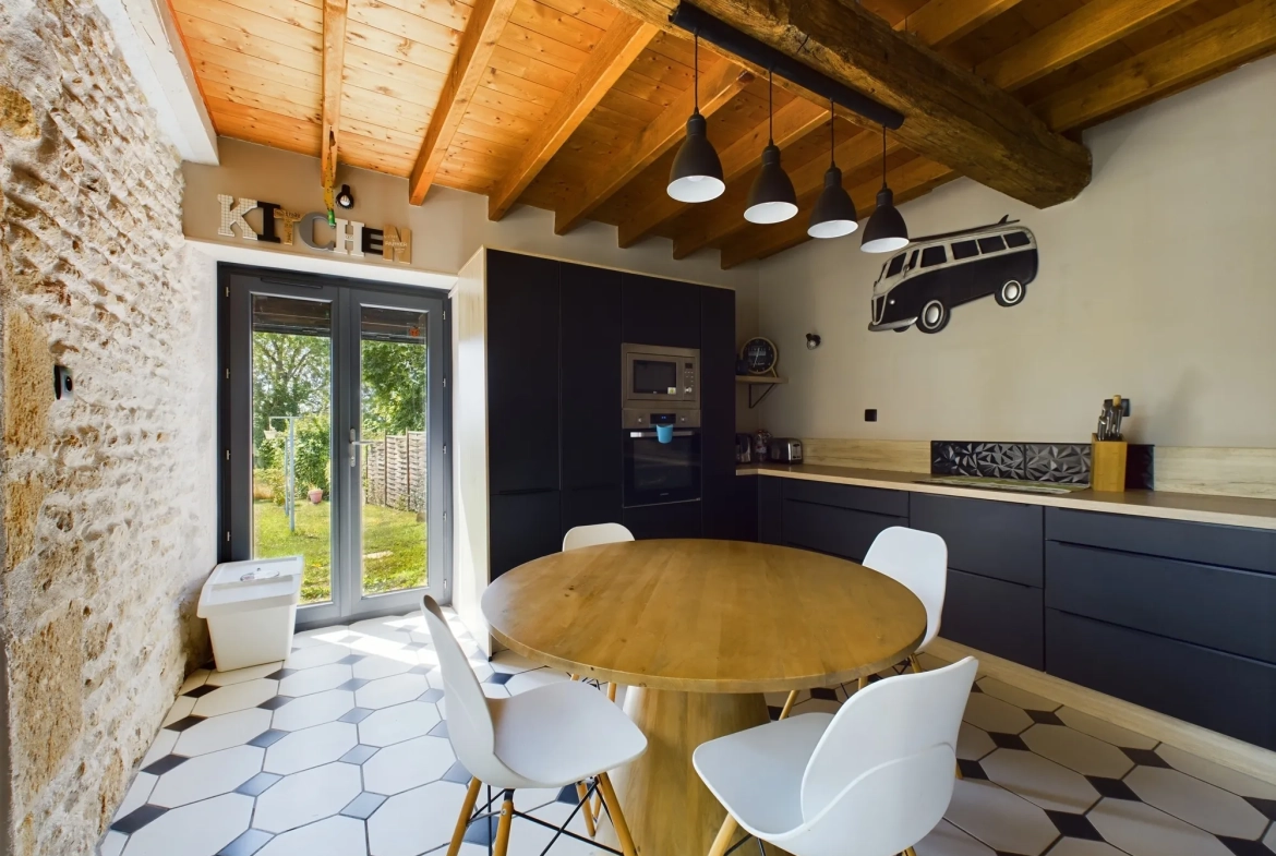 Maison de campagne rénovée avec jardin, piscine et studio indépendant à Saint-Benin-d'Azy 