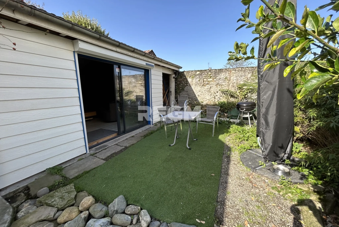 Maison de ville charmante à Gelos - 95 m² avec jardin et dépendance 