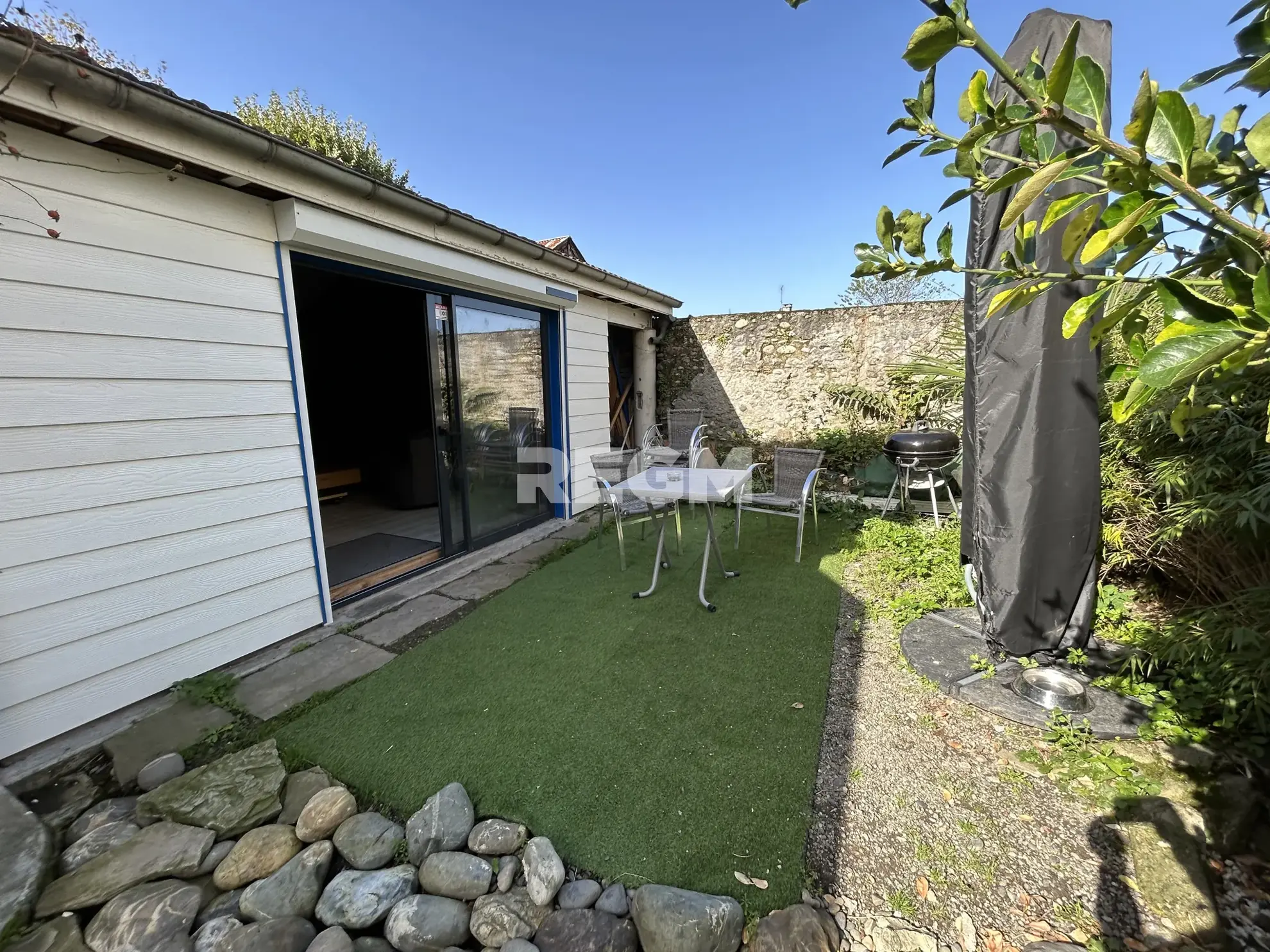 Maison de ville charmante à Gelos - 95 m² avec jardin et dépendance 
