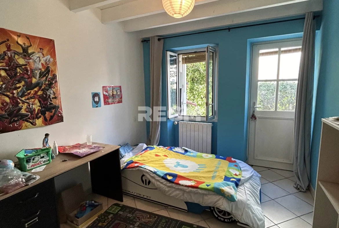 Maison de ville charmante à Gelos - 95 m² avec jardin et dépendance 