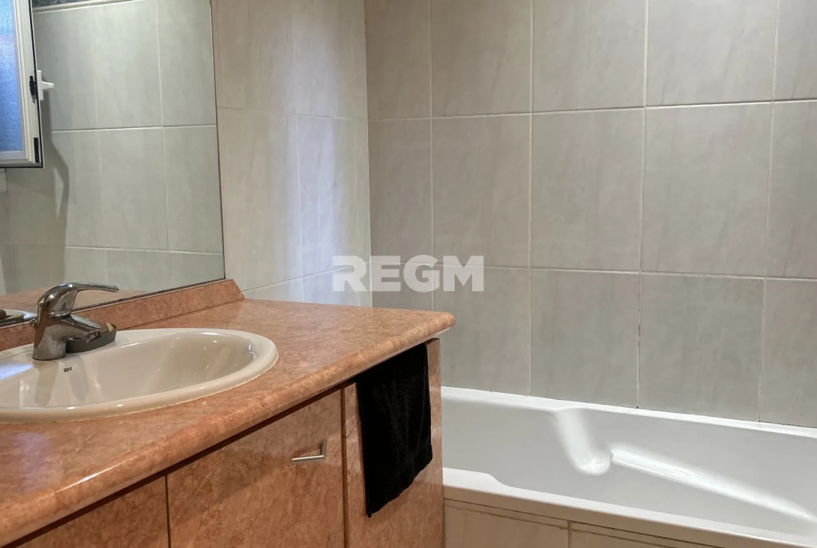 Maison de ville charmante à Gelos - 95 m² avec jardin et dépendance 