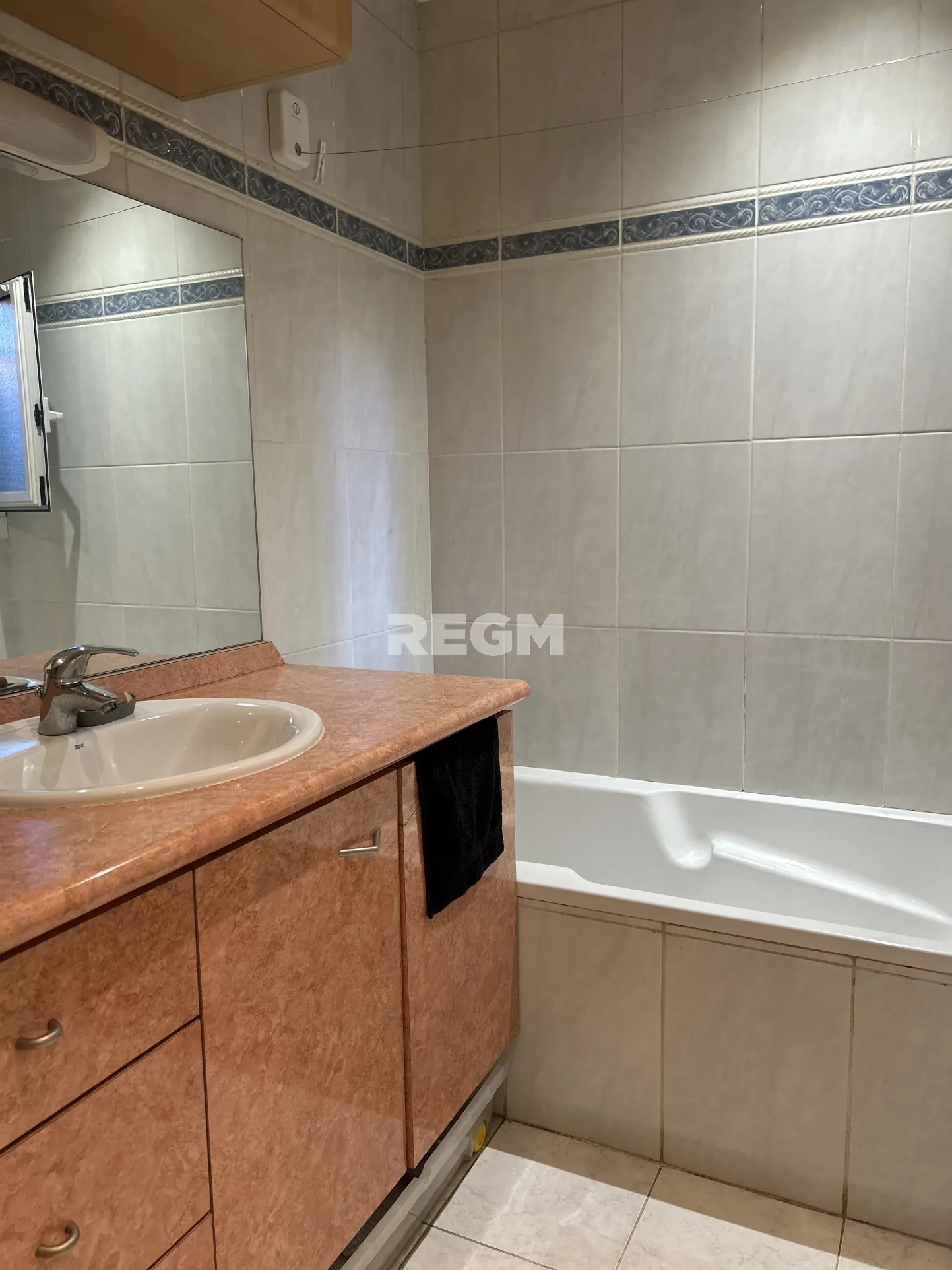 Maison de ville charmante à Gelos - 95 m² avec jardin et dépendance 
