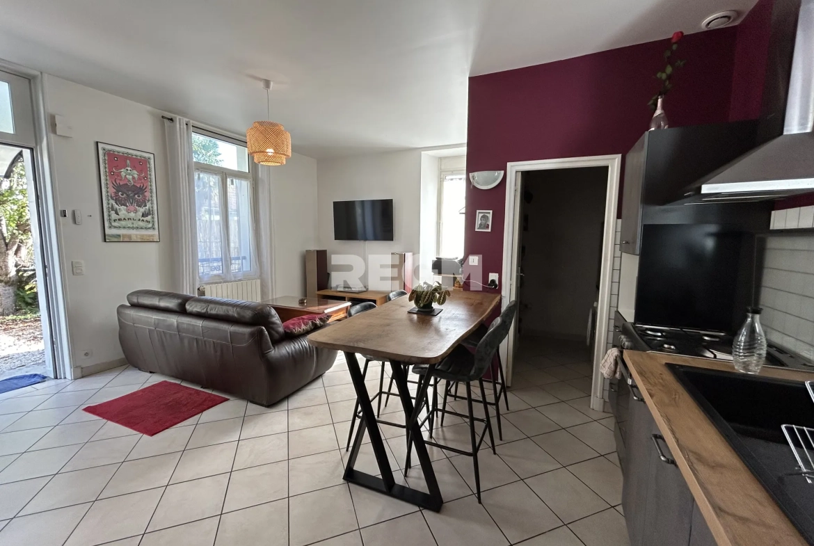 Maison de ville charmante à Gelos - 95 m² avec jardin et dépendance 