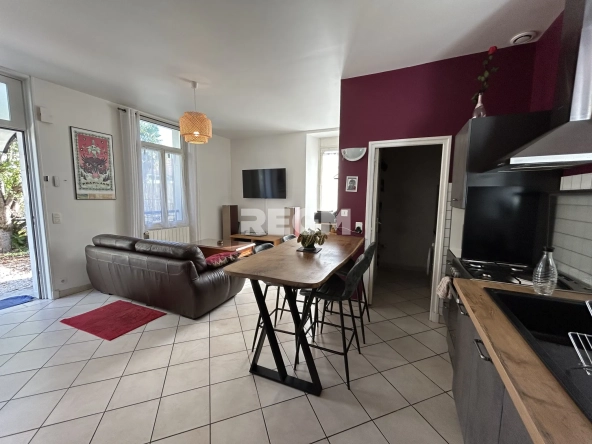 Maison de ville charmante à Gelos - 95 m² avec jardin et dépendance
