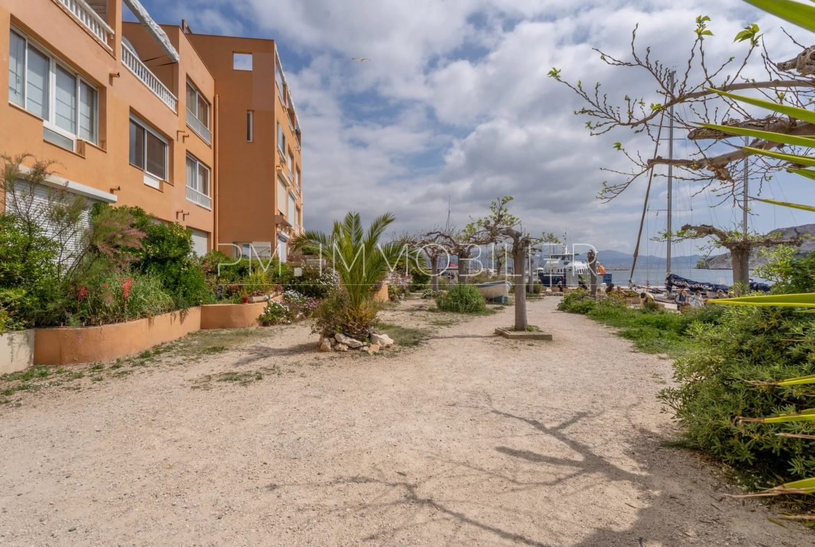 Appartement de 22 m² avec terrasse et vue mer sur l'île du Frioul à Marseille 