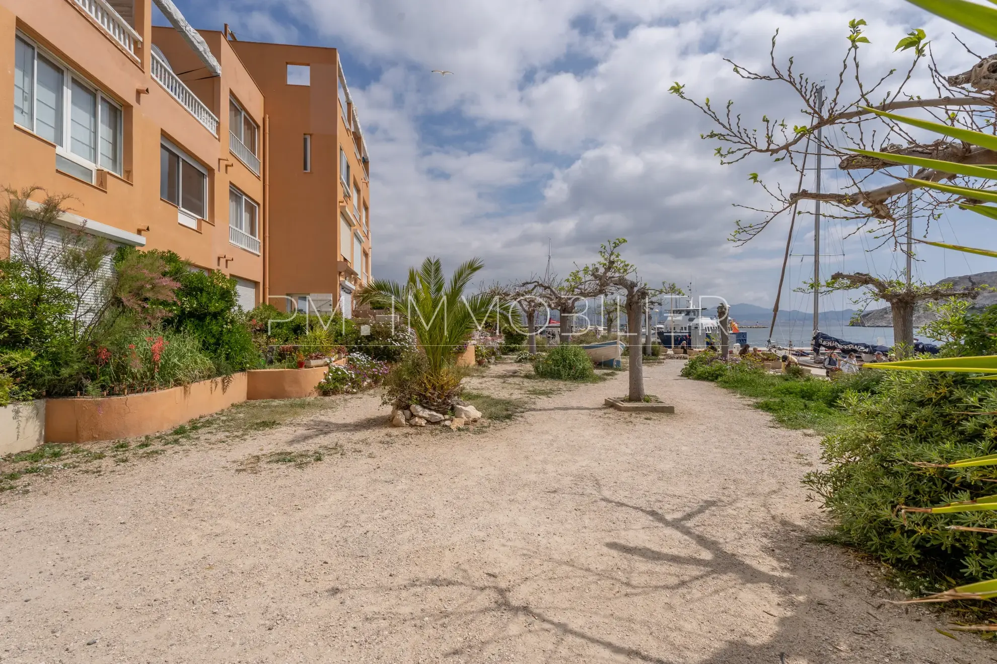 Appartement de 22 m² avec terrasse et vue mer sur l'île du Frioul à Marseille 