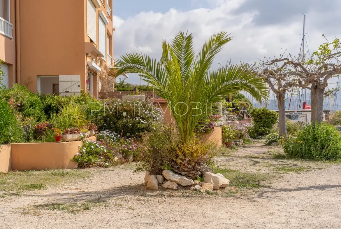 Appartement de 22 m² avec terrasse et vue mer sur l'île du Frioul à Marseille 