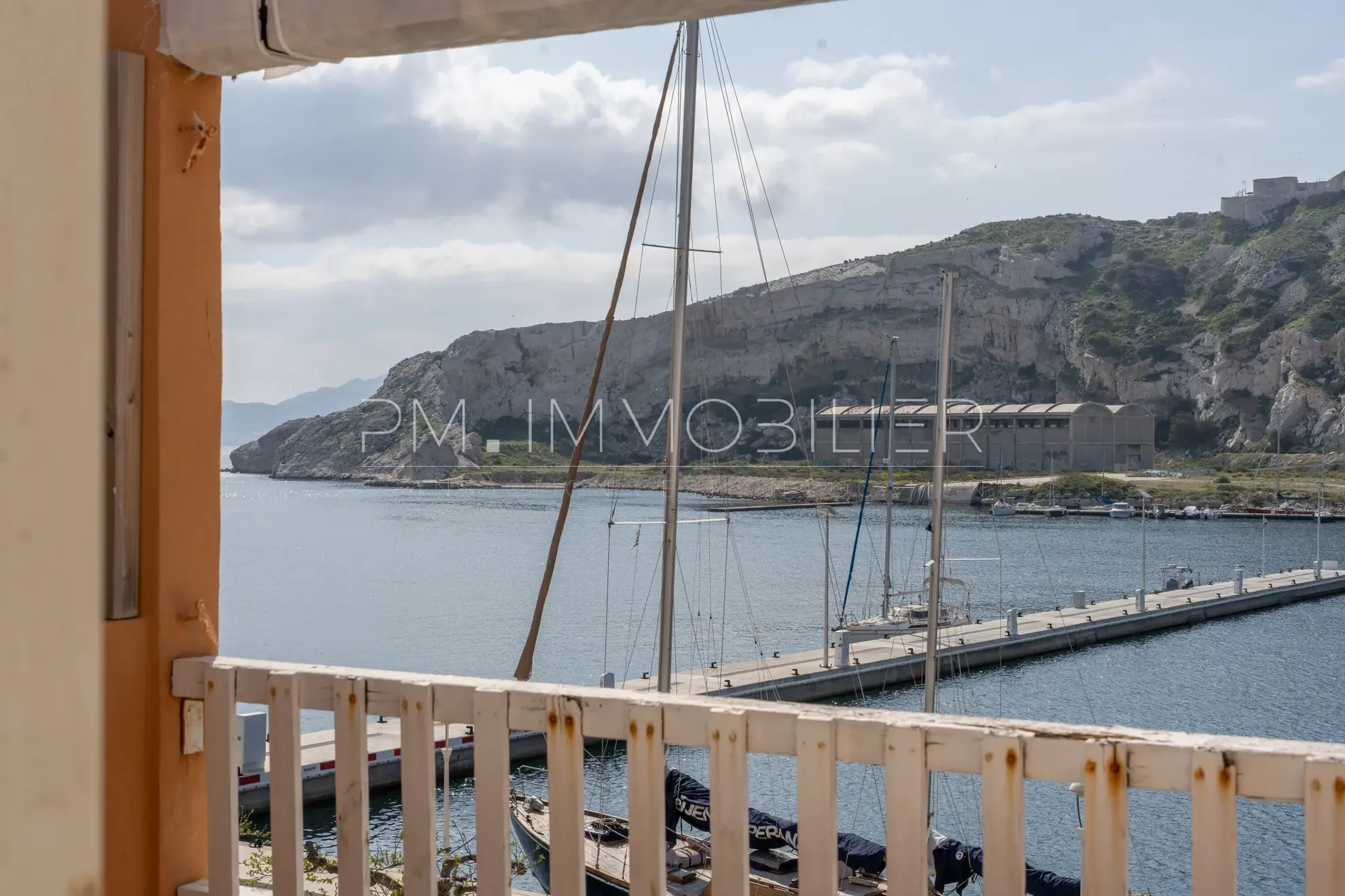 Appartement de 22 m² avec terrasse et vue mer sur l'île du Frioul à Marseille 