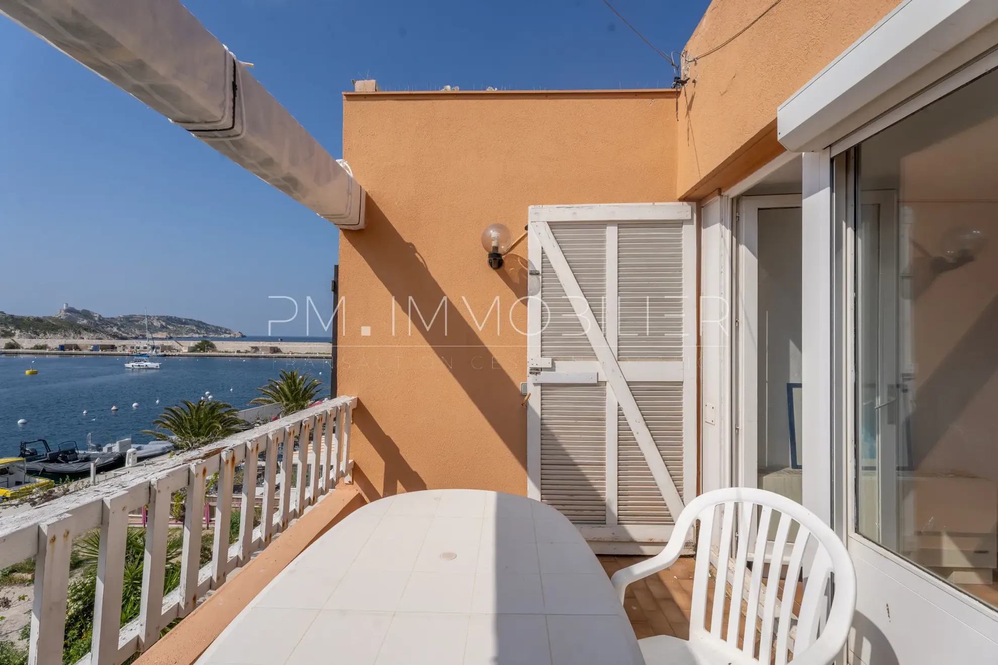Appartement de 22 m² avec terrasse et vue mer sur l'île du Frioul à Marseille 