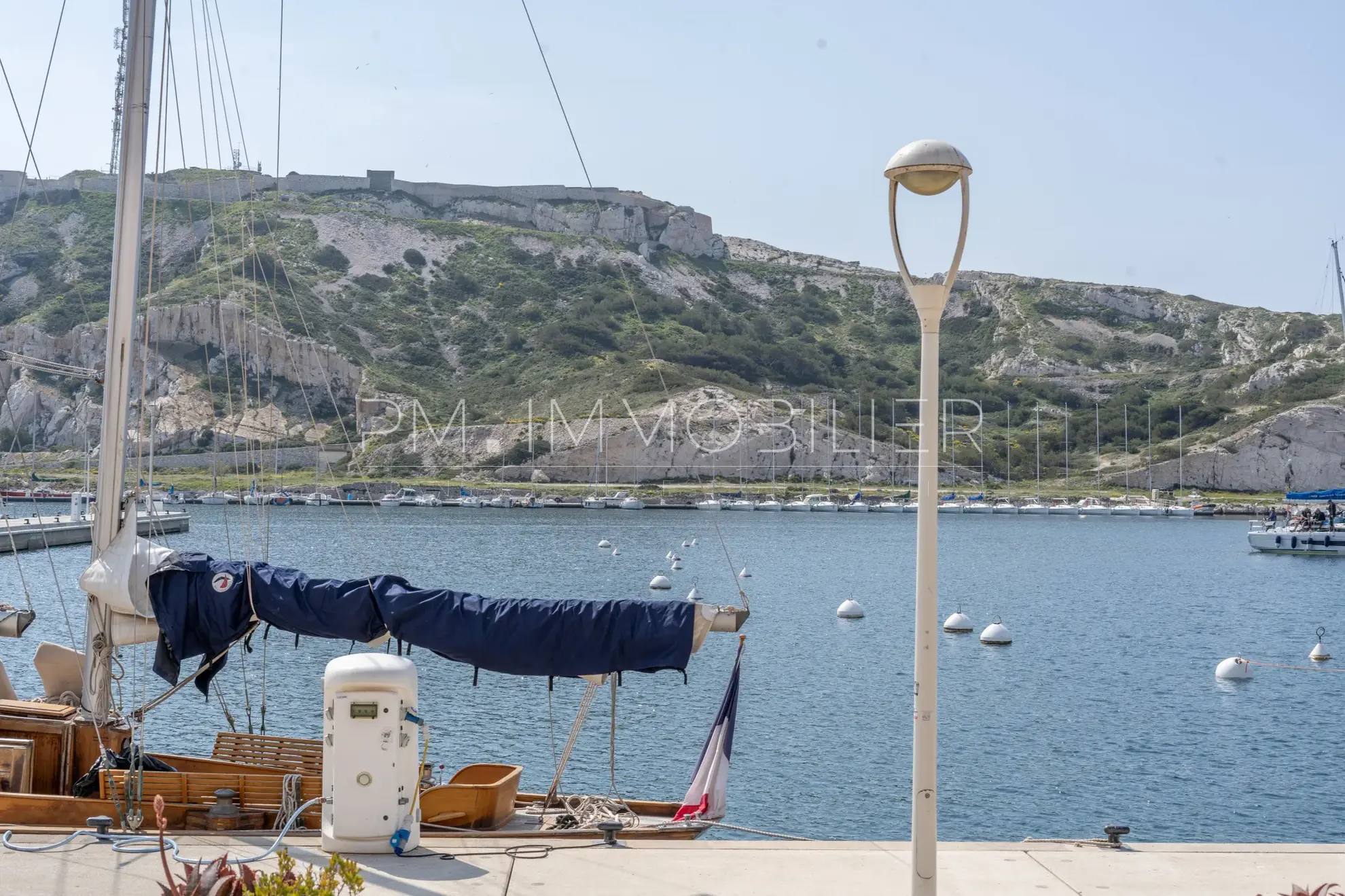Appartement de 22 m² avec terrasse et vue mer sur l'île du Frioul à Marseille 