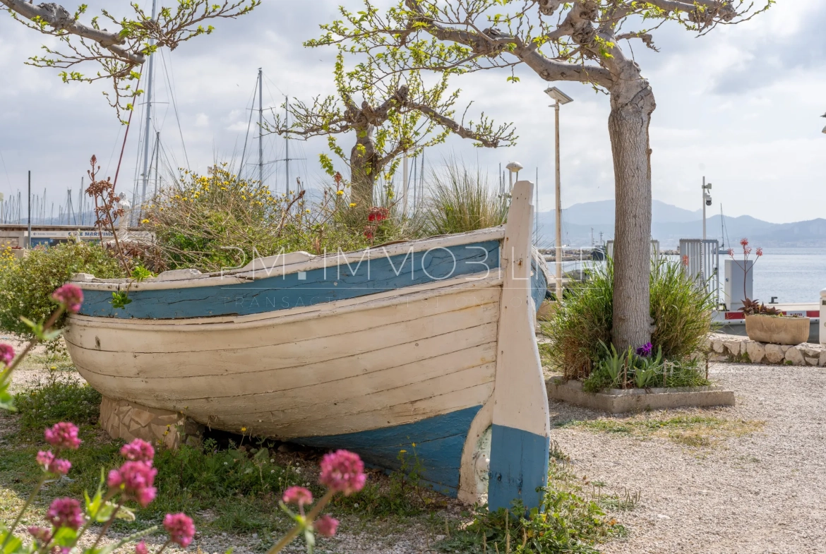 Appartement de 22 m² avec terrasse et vue mer sur l'île du Frioul à Marseille 
