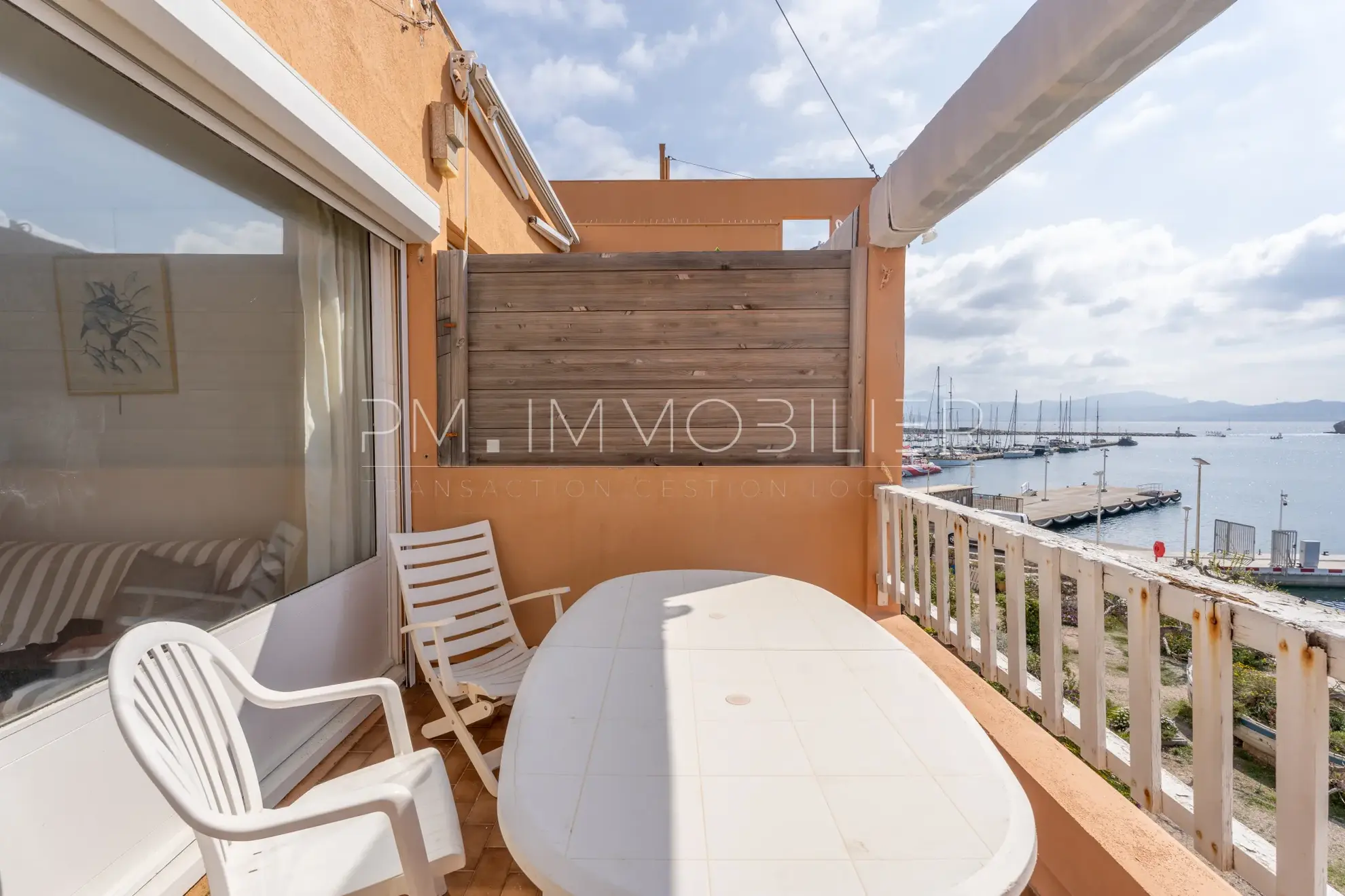 Appartement de 22 m² avec terrasse et vue mer sur l'île du Frioul à Marseille 