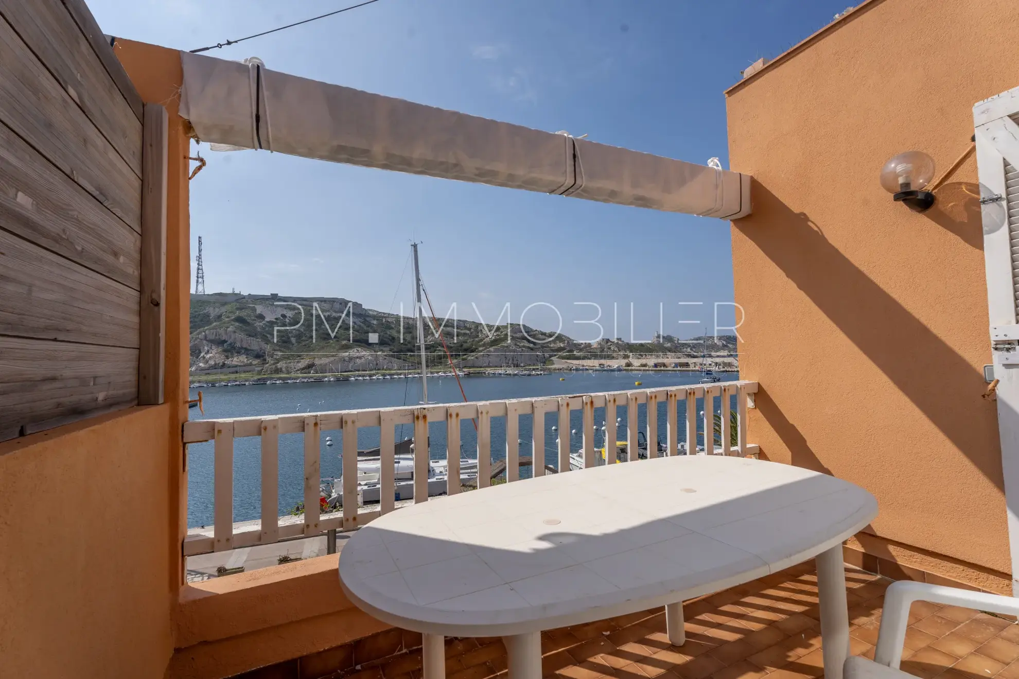 Appartement de 22 m² avec terrasse et vue mer sur l'île du Frioul à Marseille 