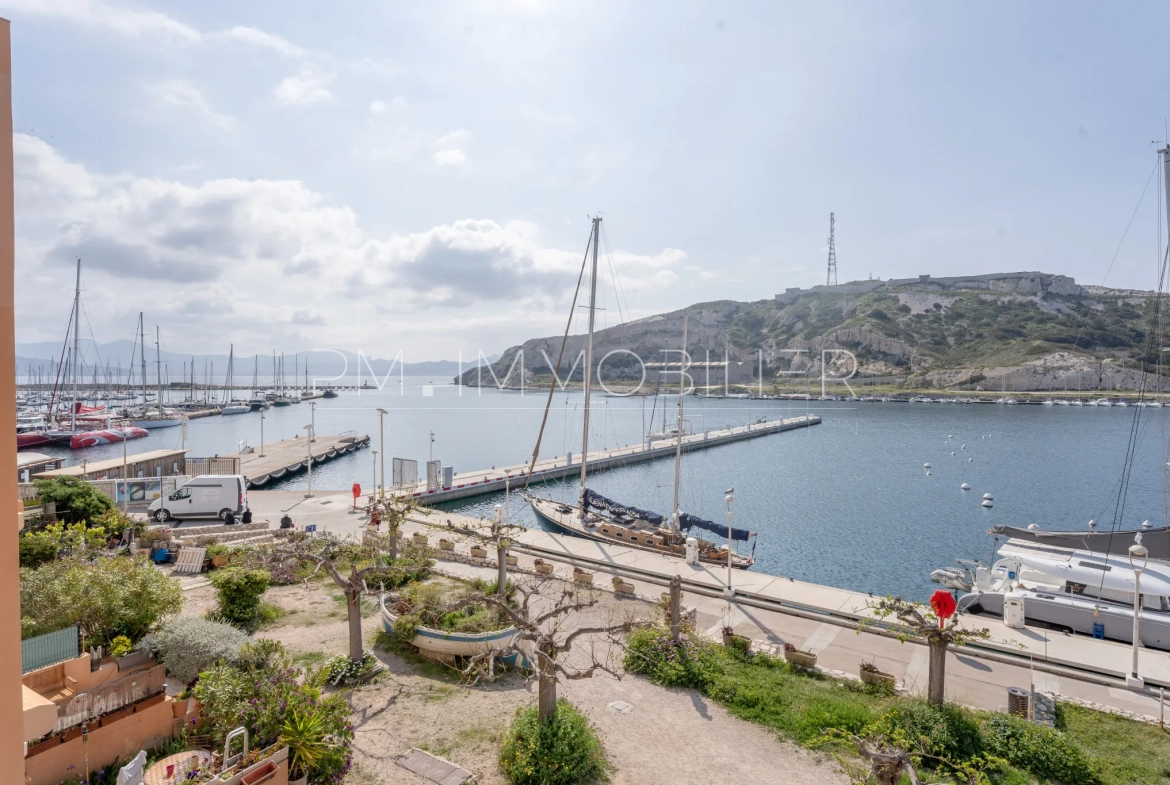 Appartement de 22 m² avec terrasse et vue mer sur l'île du Frioul à Marseille 